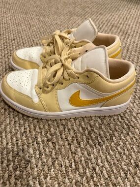 Women’s Size 7 Nike Air Jordan Sneakers White/Yellow Colorway